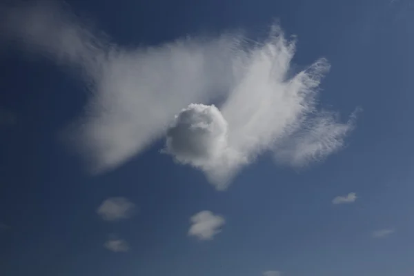 Céu cor do arco-íris com nuvens agradáveis — Fotografia de Stock