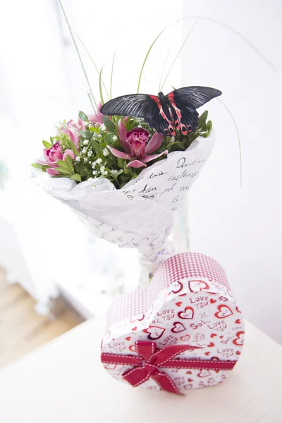 Buket üzerinde kelebek