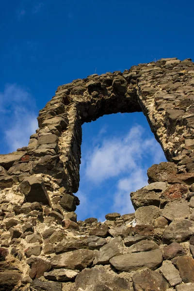 Oezjhorod kasteel is een uitgebreide citadel op een heuvel in Oezjhorod, Oekraïne. — Stockfoto