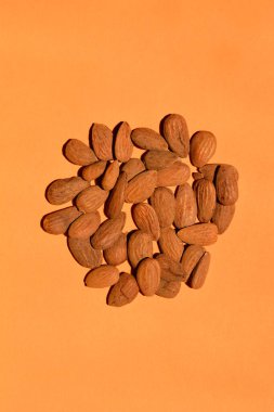 Turuncu kağıtta çiğ badem.