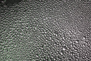 Su damlalarıyla kaplı metal yüzey delinmesi - soyut arkaplan