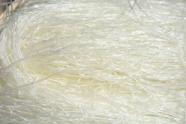 Kurutulmamış cam erişteleri kapat.