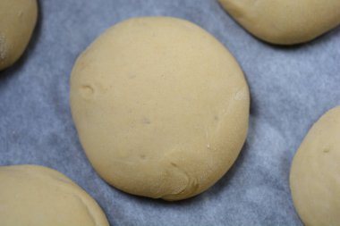 Ev yapımı çiğ hamburger çöreklerini kapat.