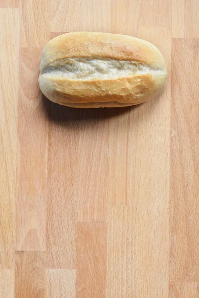 Tahta Kesme Tahtasındaki Ekmek Rulosunun Üst Görüntüsü — Stok fotoğraf