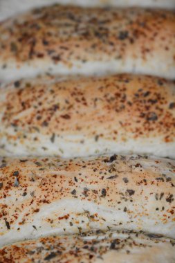 Ev yapımı kekik sarımsaklı ekmeği yakın plan.