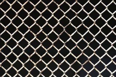 Beyaza boyanmış paslı metal bir çitin ayrıntıları.