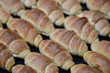 Fırın tepsisi dolusu taze kruvasan.