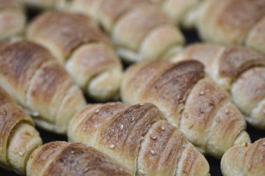 Fırın tepsisi dolusu taze kruvasan.