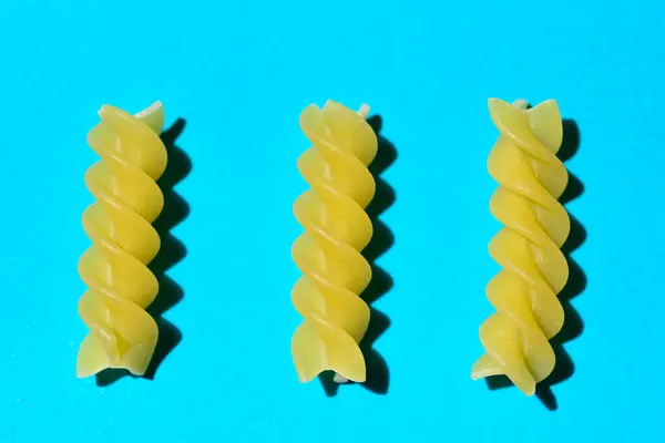 Close Dry Uncooked Fusilli Blue Paper — Stock fotografie