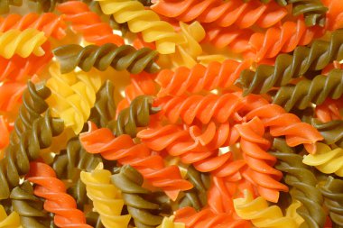 Kuru pişmemiş fusilli üç renkli fusili 'yi kapat