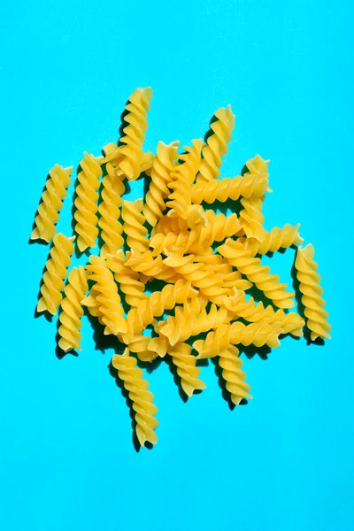 Close Dry Uncooked Fusilli Blue Paper — Stock fotografie