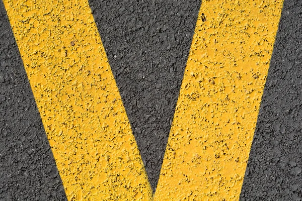 一条涂有黄色线条的沥青路面的细部 — 图库照片