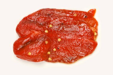 Beyaz zemin üzerinde tek bir kızarmış kırmızı Makedon biberi