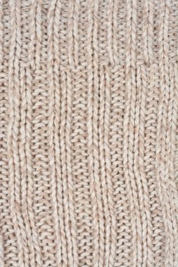 Konforlu, bej ya da açık gri örgü kumaş dokusunun dikey tam kare soyut arkaplanı ve belirgin dikey tırtıklı deseni.