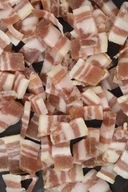 Yakın çekim, yüksek açı, dikey çekim çerçeveyi küçük, düzensiz kesilmiş küp ham, mermer pastırma veya domuz eti ile doldurur.
