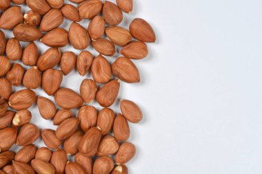 Kabuklu ve derili fındıklar çerçevenin sol ve sağ alt kısmını doldurarak temiz beyaz fotokopi alanı etrafında dinamik bir sınır oluşturuyor.