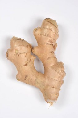 Geniş, taze, soyulmamış, pürüzsüz bir zencefil kökünün yukarıdan aşağı görüntüsü, düz beyaz bir arka planda izole edilmiş.