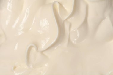 Yakın çekim, krem şanti, yoğurt ya da yumuşak tepeler ve kıvrımlarla eritilmiş şekerleme gibi kalın, parlak ve beyaz yüzeyleri yakalar.