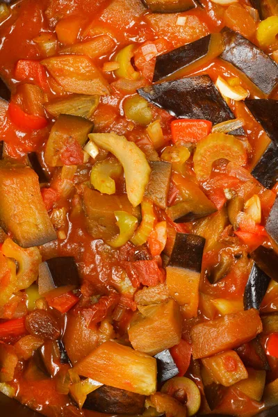 Ayrıntılı bir yakın çekim, geleneksel Sicilya caponatasının patlıcan, kereviz ve domatesli zengin dokusunu gösteriyor.