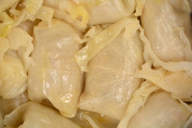 Yakın planda pişirme işlemi sırasında haşlanmış sarma (et ve pirinçle doldurulmuş lahana yaprağı) gösterilir.