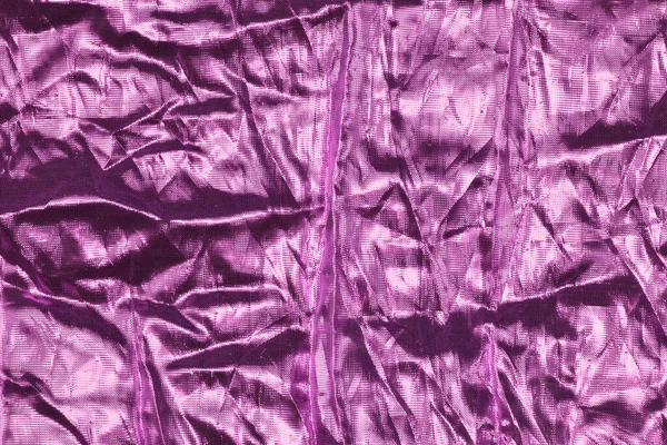 Metalik parıltılı buruşuk parlak mor kumaş dinamik dokulu bir arka plan yaratır.