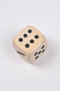 Beyaz arkaplanda altı numarayı gösteren bej köpük zarının üst görünümü