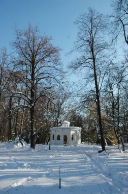 1843 'te inşa edilen Echo Pavyonu olarak bilinen beyaz ahşap pavyon, kış boyunca Maksimir Park' ta karlı bir ormanın ortasında duruyor..