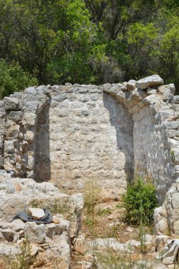 15. yüzyıl Rektörler Sarayı 'nın kalıntılarını oluşturan yıpranmış taş duvarların yakın görüntüsü Orebic yakınlarındaki tarihi Karmen köyünde.