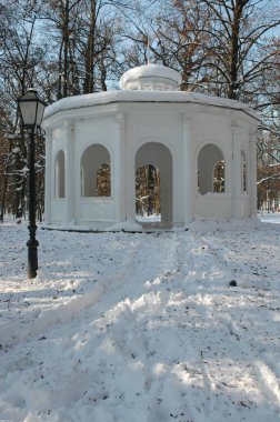 1843 'te inşa edilen Echo Pavyonu olarak bilinen beyaz ahşap pavyon, kış boyunca Maksimir Park' ta karlı bir ormanın ortasında duruyor..