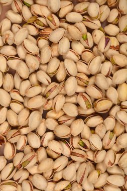 Açık kabuklarındaki pek çok kavrulmuş tuzsuz şam fıstığının tüm görüntü alanını kaplayan yüksek açılı tam kare görüntüsü