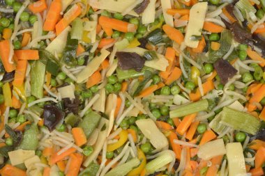 Havuç, pırasa ve tavada pişen mantarlar da dahil olmak üzere sebze kızartmanın sağlıklı bir karışımının en üst görüntüsü.