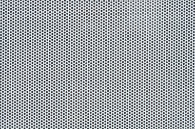 Tek yönlü görüş ve güneş koruması için tasarlanmış yoğun dairesel delikler desenli gri bir pencere etiketi.