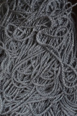 Karmaşık iplik dokusunu gösteren koyu gri örgü yün ipliğinin yakın çekim makrosu.