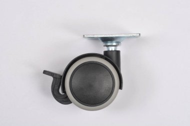 Beyaz arkaplanda elle fren kolu ve metal montaj plakası olan tek bir siyah ve gri plastik döner kaster çarkının profil görüntüsü.