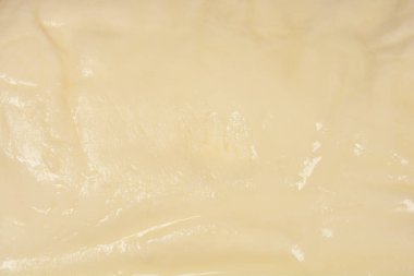 Yumuşak dalgalı ve nemli dokusu olan taze beyaz mozzarella peynirinden pürüzsüz ve kremsi bir yüzey.