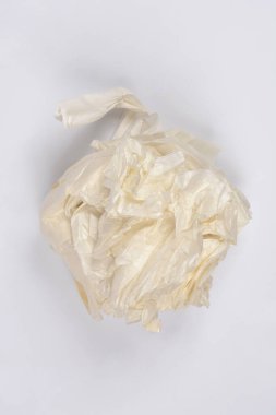 Kırışmış ince beyaz desenli kağıt yığını. Üzerinde mavi işaretler var. Dikiş ve giysi yapımında kullanılıyor.