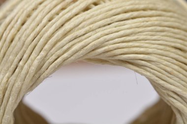 Yumuşak, bulanık bir arkaplana karşı detaylı lifli dokuyu gösteren doğal bir sicim demetinin makro görüntüsü