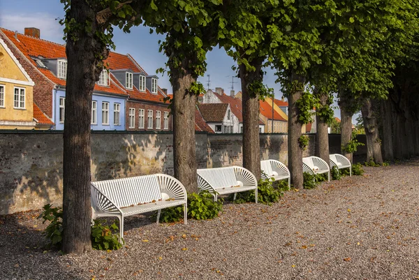 Rad av parkbänkar — Stockfoto