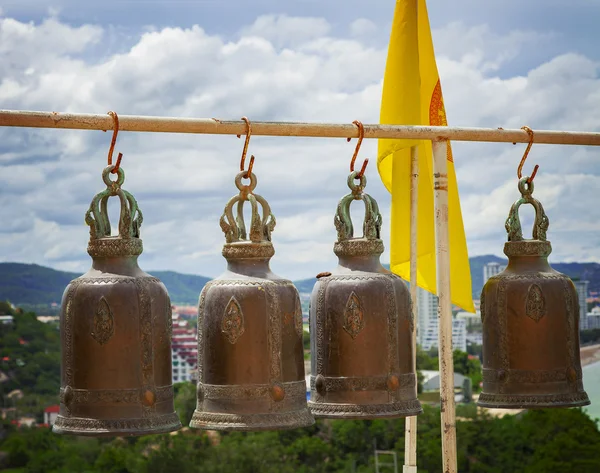 Campanas colgantes del templo — Foto de Stock