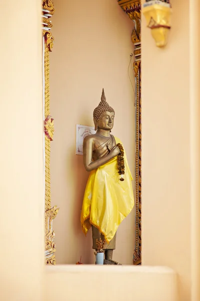 Stehende Buddha-Statue — Stockfoto