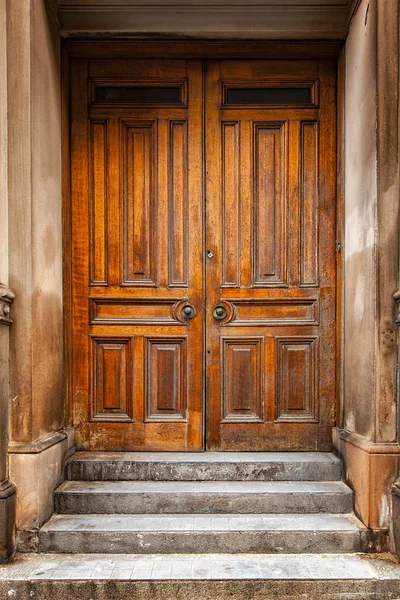 Geleneksel ahşap kapı — Stok fotoğraf