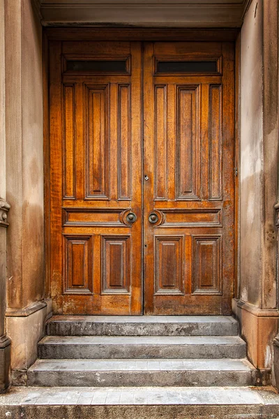 Porte traditionnelle en bois — Photo