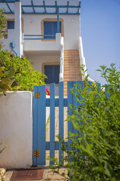 Yunanistan'da mavi kapı — Stok fotoğraf