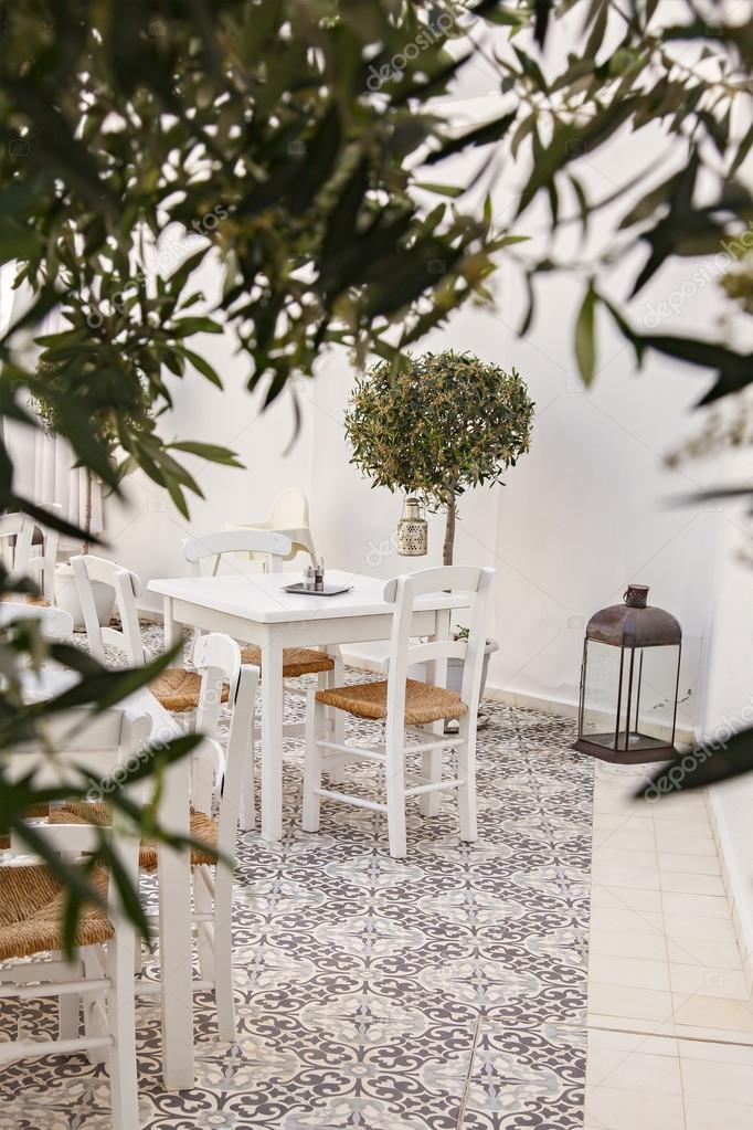 Comer en el patio — Foto de stock © feferoni #108418460