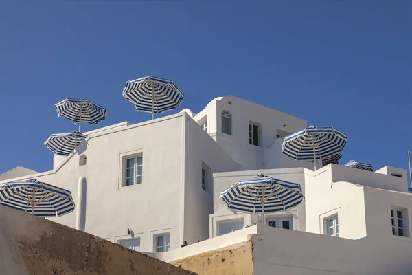 Edificio bianco con ombrelloni a strisce — Foto Stock