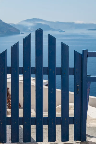 Santorini mavi kapı — Stok fotoğraf