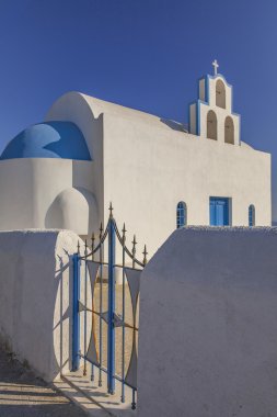 Metal kapaklı beyaz kilise