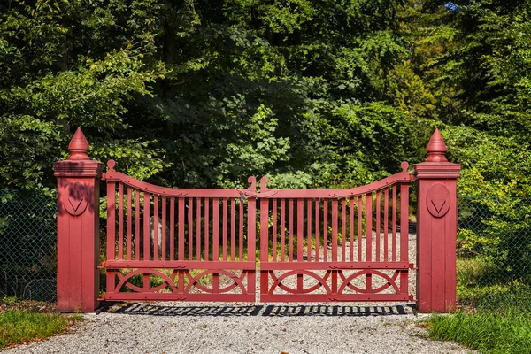 Puerta roja adornada —  Fotos de Stock