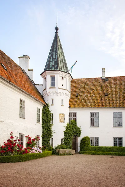 Hofturm und Gebäude — Stockfoto