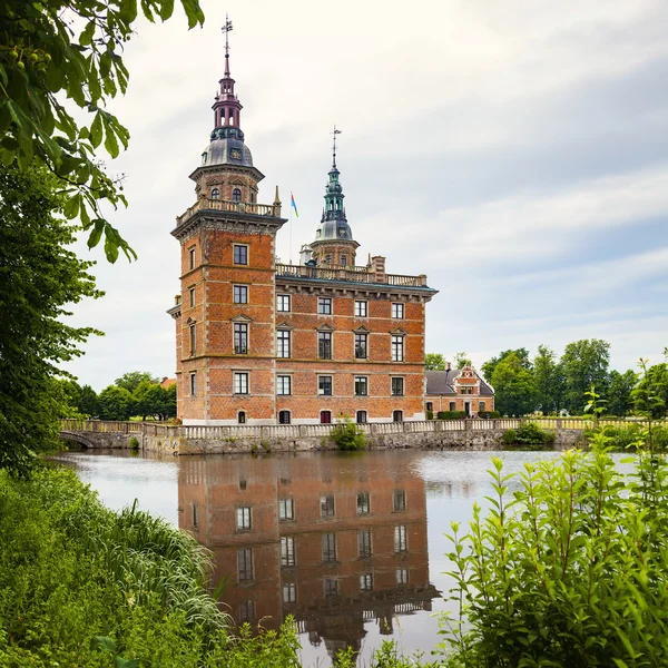 Castelo de Marsvinsholm à beira do lago — Fotografia de Stock